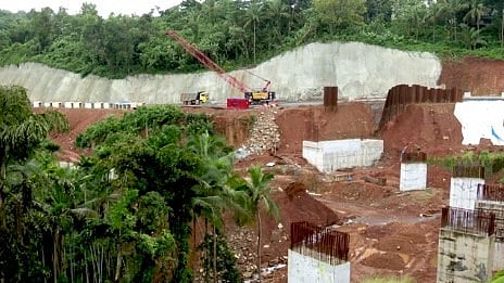 ദേശീയപാത വികസനം; ചെർക്കള – ചട്ടഞ്ചാൽ പാതയോരങ്ങളിൽ നിരന്തരമായി മണ്ണിടിച്ചിൽ; അശാസ്ത്രീയ നിർമാണത്തെ വിമർശിച്ച് ജനങ്ങള്‍