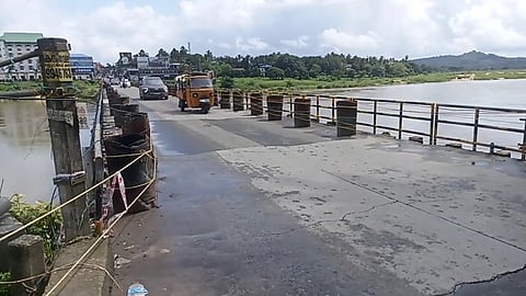 പട്ടാമ്പി പാലത്തിൻ്റെ കൈവരികളുടെ പുനർനിർ‍മാണം അന്തിമഘട്ടത്തിൽ; കരാറില്‍ അഴിമതിയുണ്ടെന്ന് നാട്ടുകാർ