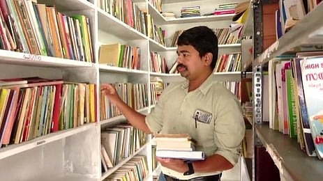 അ .. എന്ന ആദ്യാക്ഷരം അതിജീവനമാക്കി അജേഷ്; പുസ്തകവണ്ടിയുമായി സഞ്ചരിക്കുന്ന അധ്യാപകന്‍