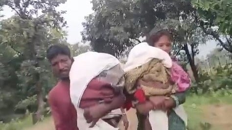 VIDEO | ആംബുലന്‍സില്ല, മരിച്ച കുട്ടികളുടെ മൃതദേഹങ്ങള്‍ ചുമലിലേറ്റി 15 കിലോമീറ്ററോളം നടന്ന് മാതാപിതാക്കള്‍