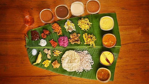 ഉണ്ണാന്‍ മാത്രമല്ല, വിളമ്പാനും പഠിക്കണം; ഓണസദ്യയിലെ വിഭവങ്ങള്‍ ഇങ്ങനെ വിളമ്പണം