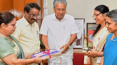 ഹേമ കമ്മിറ്റി റിപ്പോര്‍ട്ടിന്റെ പൂര്‍ണരൂപം പ്രത്യേക അന്വേഷണ സംഘത്തിന് കൈമാറണം; നിര്‍ദേശവുമായി ഹൈക്കോടതി
