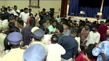കേരള സർവകലാശാല സെനറ്റ് തെരഞ്ഞെടുപ്പില്‍ എസ്എഫ്ഐ-കെഎസ്‍യു സംഘർഷം; വോട്ടെണ്ണല്‍ നിർത്തിവെച്ചു