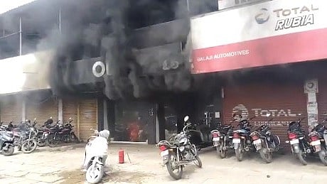 സ്കൂട്ടറിന്‍റെ തകരാർ പരിഹരിച്ചില്ല; ഒല ഷോറൂമിന് തീയിട്ട് ഉപയോക്താവ്