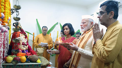 സുപ്രീം കോടതി ചീഫ് ജസ്റ്റിസിന്‍റെ വീട്ടിലെ ഗണപതി പൂജയ്ക്ക് ആരതി ഉഴിഞ്ഞ് പ്രധാനമന്ത്രി; വിമർശനവുമായി അഭിഭാഷകരും രാഷ്ട്രീയ കക്ഷികളും