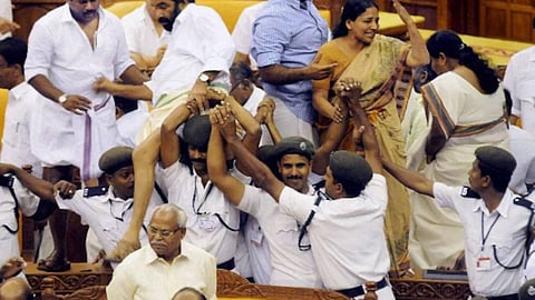 നിയമസഭ കയ്യാങ്കളി: യുഡിഎഫ് എംഎല്‍എമാര്‍ക്കെതിരായ കേസ് റദ്ദാക്കി