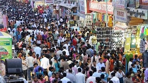 ഓണാഘോഷത്തിൻ്റെ അവസാന വട്ട ഒരുക്കങ്ങൾ തകൃതി.. നാളെ ഉത്രാടപ്പാച്ചില്‍...