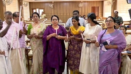 വഴിവിളക്കുകൾ പ്രവർത്തിക്കുന്നില്ല; പത്തനംതിട്ട നഗരസഭ യോഗത്തില്‍ മെഴുകുതിരികളുമായി പ്രതിപക്ഷ പ്രതിഷേധം