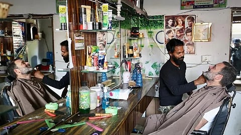 താടിയും മുടിയും വെട്ടിയതിന്  സമ്മാനവുമായി രാഹുൽ ഗാന്ധി; സന്തോഷം പങ്കുവെച്ച് ബാർബർ മിഥുൻ