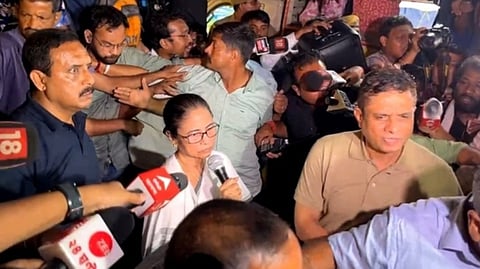 'എനിക്ക് ഒരല്‍പ്പം സമയം കൂടി തരൂ'; പ്രതിഷേധിക്കുന്ന ഡോക്ടര്‍മാര്‍ക്ക് മുന്നില്‍ അപ്രതീക്ഷിതമായെത്തി മമത ബാനര്‍ജി