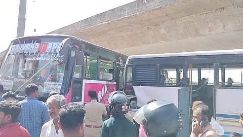 പാലക്കാട് കെഎസ്ആർടിസിയും സ്വകാര്യ ബസും കൂട്ടിയിടിച്ചു;  20 പേർക്ക് പരുക്ക്