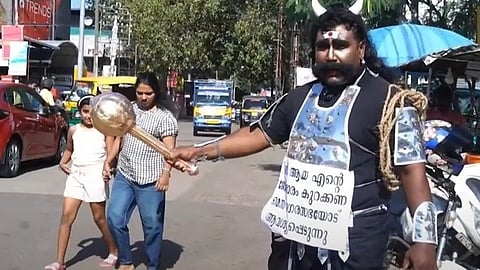 ഒടുവില്‍ 'കാലനും' തെരുവിലിറങ്ങി; റോഡുകളുടെ ശോച്യാവസ്ഥയ്‌ക്കെതിരെ വേറിട്ട പ്രതിഷേധം