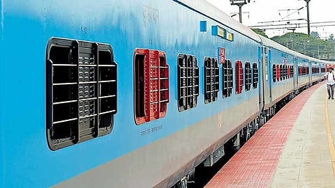 വന്ദേ ഭാരതിനായി വേണാട് എക്സ്‌പ്രസ് പിടിച്ചിട്ടു; തലകറങ്ങി വീണ് യാത്രക്കാർ