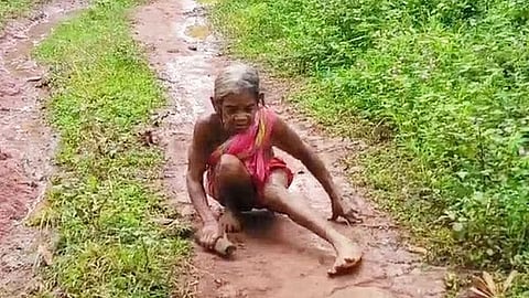 പ്രതിമാസ പെൻഷനായി വയോധിക ഇഴഞ്ഞു നീങ്ങുന്നത് കിലോമീറ്ററുകൾ; സംഭവം വാർത്തയായതോടെ ഇടപെട്ട് പഞ്ചായത്ത്