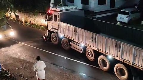 കോട്ടയത്ത് യുവാക്കളെ ഇടിച്ചിട്ട് സ്കൂട്ടറുമായി ലോറി കടന്നുകളഞ്ഞ സംഭവം; കൂടുതൽ 
ദൃശ്യങ്ങൾ പുറത്ത്
