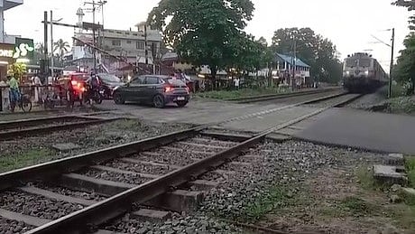 റെയിൽവേ ഗേറ്റ് അടയ്ക്കാൻ വൈകി, കൊല്ലത്ത് പാളത്തില്‍ അകപ്പെട്ട് കാർ; അപകടം ഒഴിവായത് തലനാരിഴയ്ക്ക്