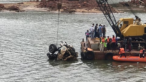 അർജുന്‍റെ ലോറി കണ്ടെത്തി; ക്യാബിനുള്ളില്‍ നിന്നും മൃതദേഹം പുറത്തെടുത്തു