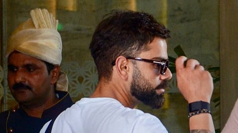 "എനിക്ക് രണ്ട് കൈയ്യേ ഉള്ളൂ.." ആരാധകരന് കൈ കൊടുക്കാതെ ഒഴിഞ്ഞുമാറി വിരാട് കോ‍ഹ്‍ലി