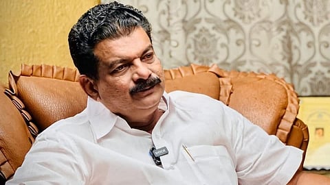 'ലെഫ്റ്റ്' അടിക്കുമോ?; സിപിഎം പാര്‍ലമെന്‍ററി പാര്‍ട്ടി യോഗത്തിൽ 
പങ്കെടുക്കാതെ പി.വി. അന്‍വര്‍