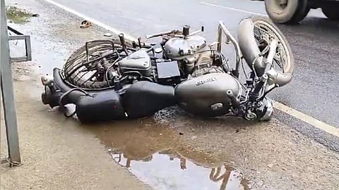 പതിനെട്ടുകാരന്‍ ഓടിച്ച ബുള്ളറ്റ് ലോറിയുമായി കൂട്ടിയിടിച്ചു; കൂടെയുണ്ടായിരുന്ന 15 വയസ്സുകാരന് ദാരുണാന്ത്യം