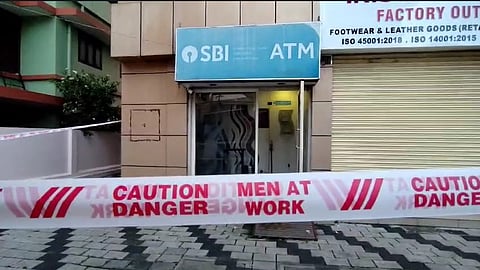 തൃശൂരില്‍ വന്‍ ATM കൊള്ള: മൂന്ന് എടിഎമ്മുകളില്‍ നിന്നായി 
കൊള്ളയടിച്ചത് 65 ലക്ഷം രൂപ, മോഷണം ഗ്യാസ് കട്ടർ ഉപയോഗിച്ച്