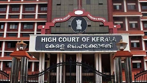 പലസ്തീൻ അനുകൂല പോസ്റ്ററുകൾ കീറിയ സംഭവം: വിദേശ വനിതക്കെതിരെ രജിസ്റ്റർ ചെയ്ത കേസ് റദ്ദാക്കി ഹൈക്കോടതി