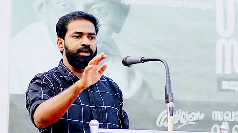 മഞ്ഞപ്പത്രക്കാരുടെ ആരോപണങ്ങള്‍ അന്‍വര്‍ ഏറ്റുപിടിക്കുന്നു; സ്‌ക്രിപ്റ്റുകള്‍ കോപ്പിയടിക്കുന്നു: വി.കെ സനോജ്