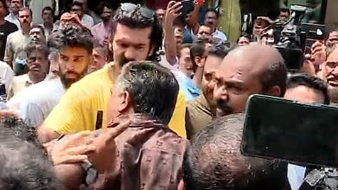 പി.വി. അൻവർ പങ്കെടുത്ത പരിപാടിക്കിടെ സംഘർഷം, മാധ്യമ പ്രവർത്തകരെ കയ്യേറ്റം ചെയ്തു; രണ്ടുപേർക്ക് പരുക്ക്