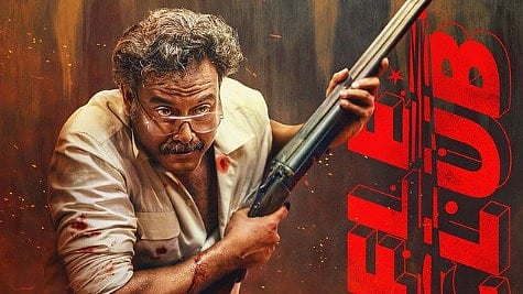 കണ്‍വീന്‍സ് ചെയ്യുമോ കണ്‍വീന്‍സിങ് സ്റ്റാർ ? റൈഫിൾ ക്ലബ്ബിലെ സുരേഷ് കൃഷ്‌ണയുടെ ക്യാരക്ടർ പോസ്റ്റർ റിലീസ് ചെയ്തു