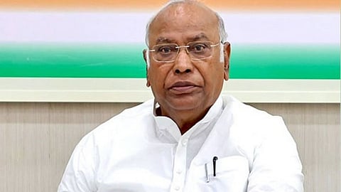 ബിഹാർ പ്രളയം: കേന്ദ്ര-സംസ്ഥാന സർക്കാരുകൾ ദുരിതാശ്വാസ-രക്ഷാപ്രവർത്തനങ്ങൾ വേഗത്തിലാക്കണമെന്ന് മല്ലികാർജുൻ ഖാർഗെ