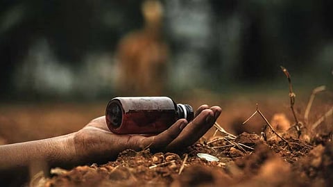 സുഹൃത്തായ ജീവനക്കാരിയുമായി തർക്കം: തിരുവനന്തപുരം പരീക്ഷാഭവന് മുന്നിൽ പൊലീസുകാരൻ വിഷം കുടിച്ചു