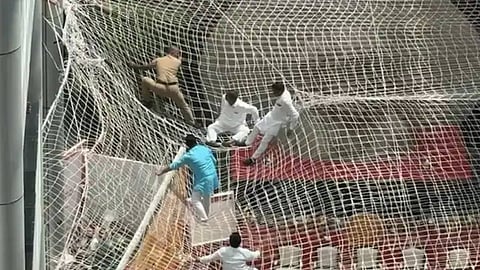ഡെപ്യൂട്ടി സ്പീക്കറുടെ 'എടുത്തുചാട്ടം'; മഹാരാഷ്ട്രയില്‍ സെക്രട്ടറിയേറ്റ് കെട്ടിടത്തിലെ മൂന്നാം നിലയില്‍  നിന്ന് ചാടി