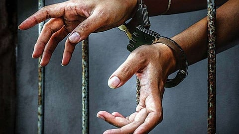 ക്ഷേത്രത്തിലെ മാല മോഷ്ടിച്ചു; പൂജാരി അറസ്റ്റിൽ