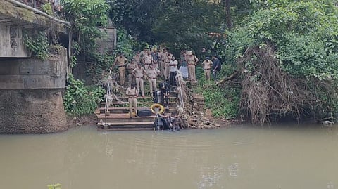 തൃശൂർ എടിഎം കവർച്ച; താണിക്കുടം പുഴയിൽ നടത്തിയ തെരച്ചിലിൽ  ആയുധങ്ങൾ കണ്ടെത്തി
