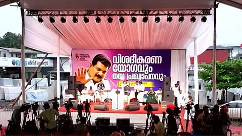 അന്‍വറിനായി കാതോര്‍ത്ത് രാഷ്ട്രീയ കേരളം; ഡിഎംകെ പതാകകളുമായി അണികള്‍ വേദിയിലേക്ക്