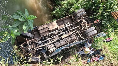 കോഴിക്കോട് കെഎസ്ആർടിസി ബസ് പുഴയിലേക്ക് മറിഞ്ഞു; മരണം രണ്ടായി