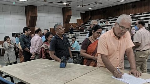 കൊൽക്കത്ത ബലാത്സംഗക്കൊല: ആർ.ജി കർ മെഡിക്കൽ കോളേജിൽ
ഡോക്ടർമാരുടെ കൂട്ട രാജി