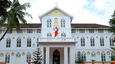 സിറോ മലബാർ സഭാ തർക്കം: വിമത വിഭാഗത്തിൻ്റെ എതിർപ്പ് അവഗണിച്ച് ബോസ്‌കോ പുത്തൂർ, പള്ളിയിൽ കയറി സ്ഥാനമേറ്റെടുത്തു