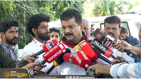 കയ്യില്‍ ചുവന്ന തോര്‍ത്തും ഡിഎംകെ ഷാളുമായി അൻവർ നിയമസഭയിൽ; സീറ്റ് മുസ്ലീം ലീഗിനൊപ്പം