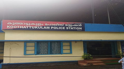 ആളുമാറി യുവതിയെ കസ്റ്റഡിയിലെടുത്തു; 100 രൂപ നല്‍കി രാത്രി ബസ് സ്റ്റോപ്പില്‍ ഇറക്കിവിട്ട് പൊലീസ്