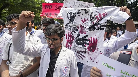 'സാധാരണ കത്തുകള്‍ മാത്രം'; കൊല്‍ക്കത്തയിലെ ഡോക്ടർമാരുടെ കൂട്ടരാജിക്ക് നിയമസാധുതയില്ലെന്ന് ബംഗാള്‍ സർക്കാർ