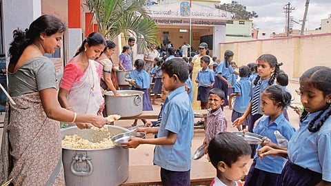 പരിപ്പില്ലാത്ത പരിപ്പുകറി, പാലിന്‍റെ മണം മാത്രമുള്ള പച്ചവെള്ളം; പോഷകം കുറയുന്ന  സർക്കാർ സ്കൂളുകളിലെ ഉച്ചഭക്ഷണം