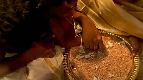 അറിവിന്‍റെ വെളിച്ചത്തിലേക്ക് ആദ്യാക്ഷരം കുറിച്ച് കുരുന്നുകള്‍; ഇന്ന് വിജയദശമി