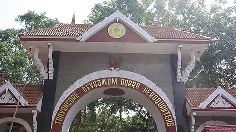 തിരുവിതാംകൂര്‍ ദേവസ്വം ബോര്‍ഡ് ആസ്ഥാനത്ത് ജീവനക്കാരൻ ജീവനൊടുക്കാൻ ശ്രമിച്ചു