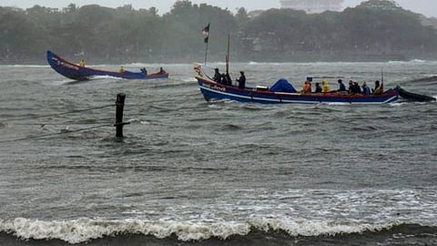 കേരള തീരത്ത് റെഡ് അലേര്‍ട്ട്;  ശക്തമായ മഴയ്ക്കും കള്ളക്കടല്‍ പ്രതിഭാസത്തിനും സാധ്യത
