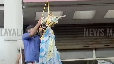 എഡിഎമ്മിന്റെ മരണം: പ്രതിഷേധം ശക്തം, ദിവ്യയെ പ്രതീകാത്മകമായി തൂക്കിലേറ്റി യൂത്ത് കോണ്‍ഗ്രസ്; കളക്ടറെ തടഞ്ഞ് ജീവനക്കാര്‍