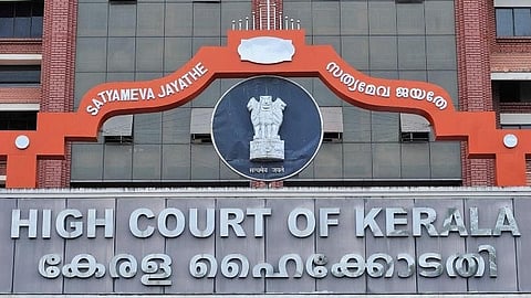 കുട്ടികളുടെ മുന്നിൽ വച്ച് ലൈംഗിക ബന്ധത്തിൽ ഏർപ്പെടുന്നതും, നഗ്നശരീരം പ്രദർശിപ്പിക്കുന്നതും പോക്‌സോ കുറ്റം; കേരള ഹൈക്കോടതി