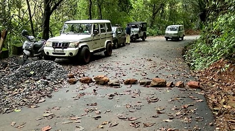 റോഡ് പുനർനിർമാണത്തിൽ അധികൃതരുടെ അനാസ്ഥ; ലോക്‌സഭ തെരഞ്ഞെടുപ്പ് ബഹിഷ്കരിക്കാനൊരുങ്ങി വയനാട് പെരിയ ടൗൺ വ്യാപാരികൾ