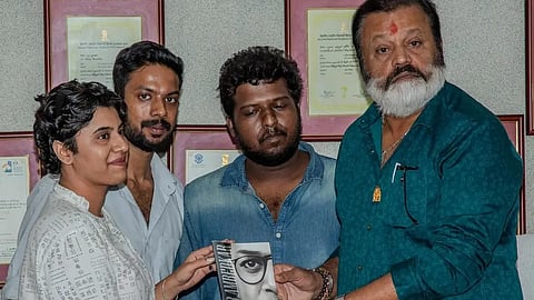 സുരേഷ് ഗോപിക്ക് അംബേദ്കറിന്റെ പുസ്തകം സമ്മാനിച്ച് സത്യജിത് റേ ഇന്‍സ്റ്റിറ്റ്യൂട്ട് വിദ്യാര്‍ത്ഥികള്‍