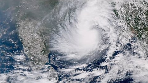 ദാന ചുഴലിക്കാറ്റ് ഇന്ന് രാത്രി തീരം തൊടും; ബംഗാളിലും ഒഡിഷയിലും ജാഗ്രതാ നിർദേശം